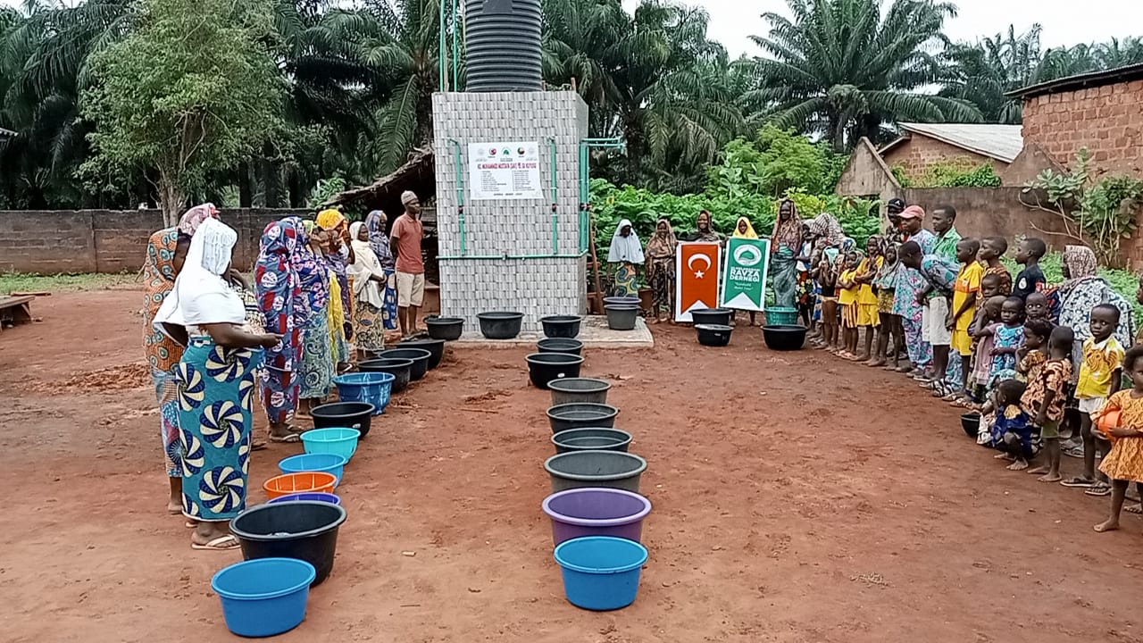 Afrika  Depolu ve Çok Çeşmeli Su Kuyusu