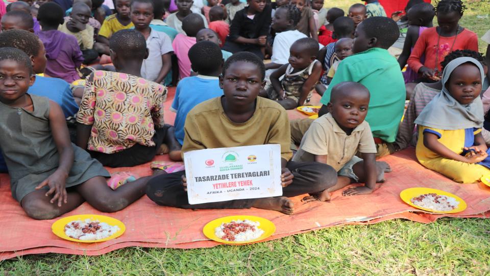 uluslararası ravza derneği Afrika kıtası Uganda ülkesinde bulunan Hz. Hatice yetimhanemizde günlük sıcak yemek dağıtımı gerçekleştiriyoruz. sizlerde 3.500 tl bağış yaparak bu sevince ortak olabilirsiniz. 