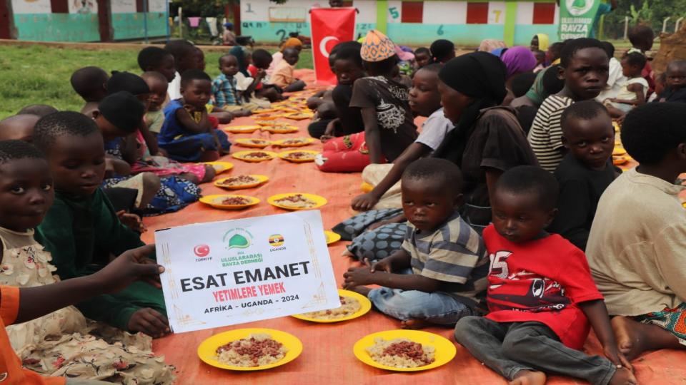 uluslararası ravza derneği Afrika kıtası Uganda ülkesinde bulunan Hz. Hatice yetimhanemizde günlük sıcak yemek dağıtımı gerçekleştiriyoruz. sizlerde 3.500 tl bağış yaparak bu sevince ortak olabilirsiniz. 