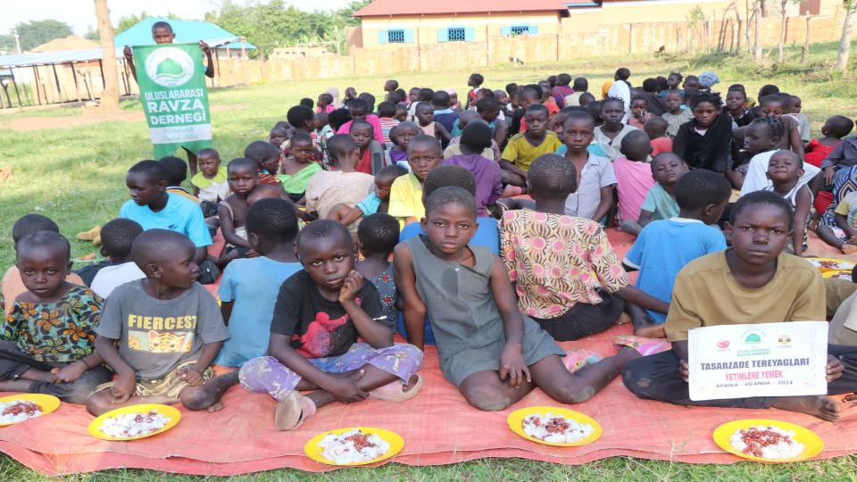 uluslararası ravza derneği Afrika kıtası Uganda ülkesinde bulunan Hz. Hatice yetimhanemizde günlük sıcak yemek dağıtımı gerçekleştiriyoruz. sizlerde 3.500 tl bağış yaparak bu sevince ortak olabilirsiniz. 