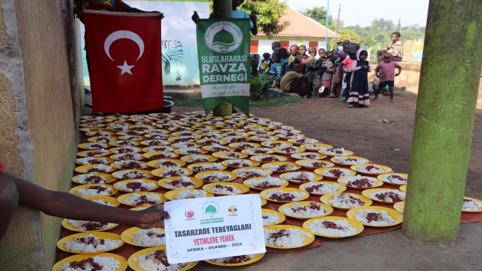 uluslararası ravza derneği Afrika kıtası Uganda ülkesinde bulunan Hz. Hatice yetimhanemizde günlük sıcak yemek dağıtımı gerçekleştiriyoruz. sizlerde 3.500 tl bağış yaparak bu sevince ortak olabilirsiniz. 