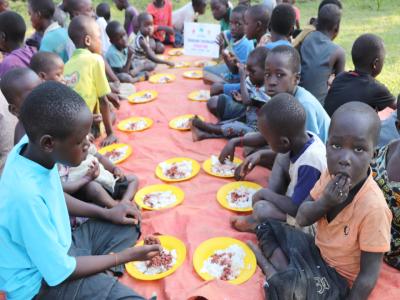 uluslararası ravza derneği Afrika kıtası Uganda ülkesinde bulunan Hz. Hatice yetimhanemizde günlük sıcak yemek dağıtımı gerçekleştiriyoruz. sizlerde 3.500 tl bağış yaparak bu sevince ortak olabilirsiniz. 